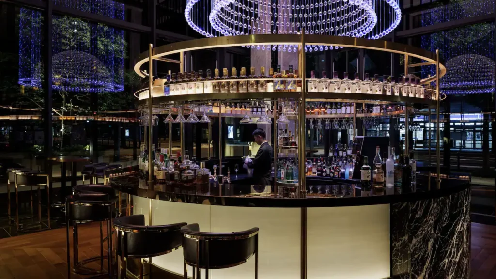 HNDRY-P0140-Restaurant-Union-Bar-Counter-Nighttime-Bartender16x9 - 式場選び.JP